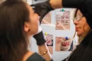 ¿Qué herramientas y productos necesitará un cosmetólogo profesional en 2026?